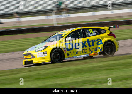 Corby, Royaume-Uni. 6 Septembre, 2015. Alex Martin et pendant les entraînements de course Dextra Dunlop MSA British Touring Car Championship at Rockingham Speedway le 6 septembre 2015 à Corby, Royaume-uni Crédit : Gergo Toth/Alamy Live News Banque D'Images