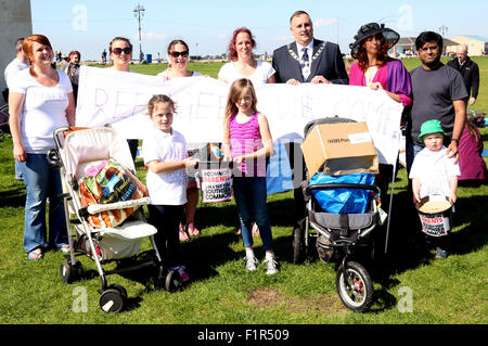 Southsea, Hampshire, Royaume-Uni. 6 Septembre, 2015. Nous avons tous vu les horribles images obsédantes, la charge de l'actuelle crise des réfugiés. les mots d'une maman qui a formé un Southsea formulaire groupe facebook appel de dons pour aider des gens de Portsmouth il y a maintenant une chance pour nous tous à Portsmouth and Southsea à contribuer aide et secours à ces fuyant le danger, l'oppression et la persécution. Lou Peee maman de deux et les amis de montres aux événements qui se déroulent sur le plat et ça suffit. Crédit : Jason Kay/Alamy Live News Banque D'Images