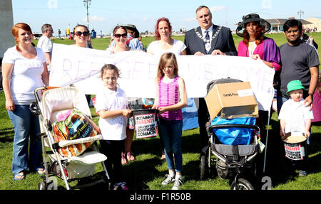 Southsea, Hampshire, Royaume-Uni. 6 Septembre, 2015. Nous avons tous vu les horribles images obsédantes, la charge de l'actuelle crise des réfugiés. les mots d'une maman qui a formé un Southsea formulaire groupe facebook appel de dons pour aider des gens de Portsmouth il y a maintenant une chance pour nous tous à Portsmouth and Southsea à contribuer aide et secours à ces fuyant le danger, l'oppression et la persécution. Lou Peee maman de deux et les amis de montres aux événements qui se déroulent sur le plat et ça suffit. Crédit : Jason Kay/Alamy Live News Banque D'Images