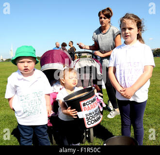 Southsea, Hampshire, Royaume-Uni. 6 Septembre, 2015. Nous avons tous vu les horribles images obsédantes, la charge de l'actuelle crise des réfugiés. les mots d'une maman qui a formé un Southsea formulaire groupe facebook appel de dons pour aider des gens de Portsmouth il y a maintenant une chance pour nous tous à Portsmouth and Southsea à contribuer aide et secours à ces fuyant le danger, l'oppression et la persécution. Lou Peee maman de deux et les amis de montres aux événements qui se déroulent sur le plat et ça suffit. Crédit : Jason Kay/Alamy Live News Banque D'Images