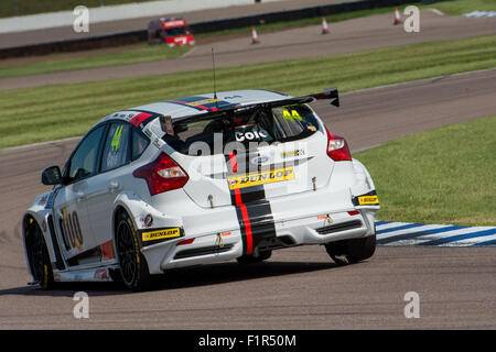 Corby, Royaume-Uni. 6 Septembre, 2015. James Cole et Motorbase performances pendant la Dunlop MSA British Touring Car Championship at Rockingham Speedway le 6 septembre 2015 à Corby, Royaume-uni Crédit : Gergo Toth/Alamy Live News Banque D'Images