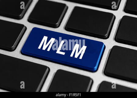 MLM ou Marketing Multi de niveau bouton bleu sur le clavier, concept d'entreprise Banque D'Images
