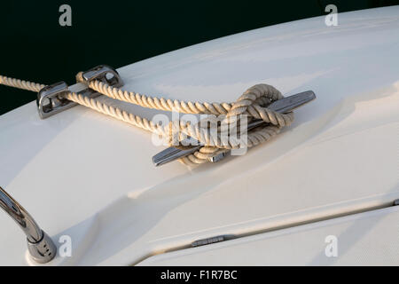 Close-up nautical knot corde nouée autour de jeu sur le bateau ou navire, bateau Corde d'amarrage. Banque D'Images