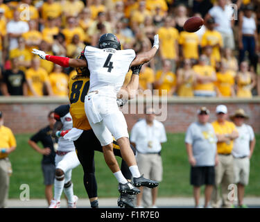 Colombie-britannique, Montana, USA. 5 Septembre, 2015. Sud-est de l'État du Missouri évoluait Redhawks Michael Ford (4) obtient une main sur la boule pour intercepter la passe du Missouri Tigers tight end Sean Macaulay (80) au cours du premier trimestre d'un match de football de la NCAA à Faurot Field dans Memorial Stadium à Columbia, Missouri ve a gagné le match 34-3. Credit : Cal Sport Media/Alamy Live News Banque D'Images