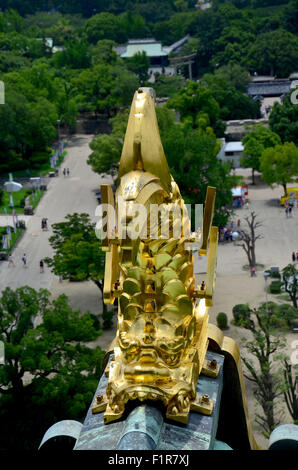 Shachi-Gawara statue (Roof tile dans la forme de la légendaire, comme le poisson-dauphin) à au sommet du Château d'Osaka le 10 juillet 2015 à Osaka, Banque D'Images