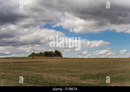 Nimbus gris dramatique nuages dans le ciel au-dessus des champs Basse Silésie Pologne Banque D'Images