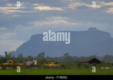 Bukit Tilung, une montagne sacrée dans le système traditionnel de croyance des communautés Dayak, est vu de Putussibau, Kapuas Hulu, West Kalimantan, Indonésie. Banque D'Images