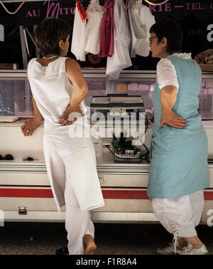 Les femmes titulaires de décrochage en faisant une pause à la scène, Tarn-et-Garonne, Midi-pyrénées, dans le sud de la France, 2015 Banque D'Images