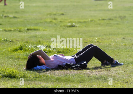 London Wimbledon ,UK. 6e septembre 2015. Météo France : Les personnes bénéficiant de l'après-midi de septembre soleil sur Wimbledon Common Crédit : amer ghazzal/Alamy Live News Banque D'Images