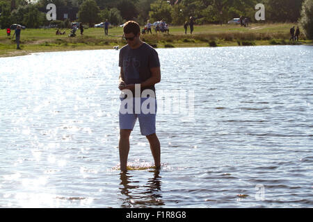 London Wimbledon ,UK. 6e septembre 2015. Météo France : Les personnes bénéficiant de l'après-midi de septembre soleil sur Wimbledon Common Crédit : amer ghazzal/Alamy Live News Banque D'Images