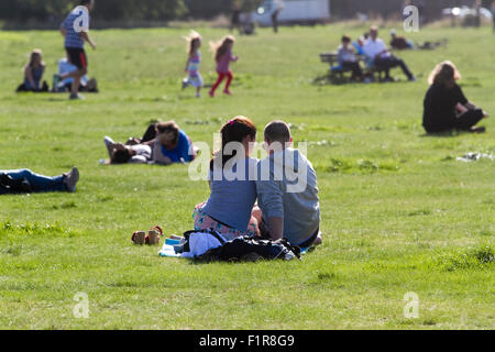 London Wimbledon ,UK. 6e septembre 2015. Météo France : Les personnes bénéficiant de l'après-midi de septembre soleil sur Wimbledon Common Crédit : amer ghazzal/Alamy Live News Banque D'Images