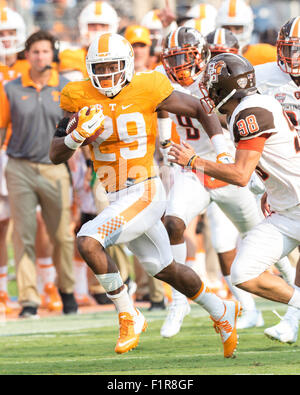 Nashville, Tennessee, USA. 5 Septembre, 2015. Evan Berry # 29 de la Pennsylvania bénévoles s'exécute la balle pendant la NCAA Football match entre les bénévoles de l'Université du Tennessee et de la Bowling Green Falcons de Nissan Stadium à Nashville, TN Crédit : Cal Sport Media/Alamy Live News Banque D'Images