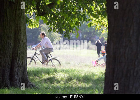 London Wimbledon ,UK. 6e septembre 2015. Météo France : Les personnes bénéficiant de l'après-midi de septembre soleil sur Wimbledon Common Crédit : amer ghazzal/Alamy Live News Banque D'Images