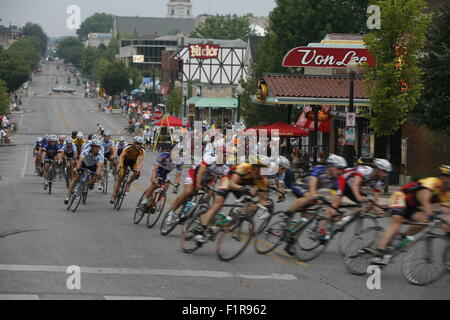 Course cyclistes autour d'un circuit dans le centre-ville de Bloomington, Indiana. La course a débuté sur Kirkwood et plaie c'est manière autour des rues de la ville. Banque D'Images