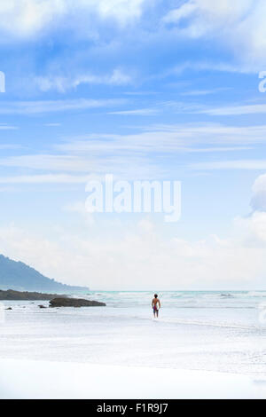 Surfer sur la plage de Santa Teresa, Costa Rica Banque D'Images