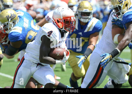 Pasadena, CA. 12Th Mar, 2015. Virginia Cavaliers exécutant retour Taquan Mizzell # 4 cherche des coureurs, dans le jeu entre le Virginia Cavaliers et l'UCLA Bruins, le Rose Bowl de Pasadena, CA. Photographe : Peter Renner and Co pour Cal Sport Media/Alamy Live News Banque D'Images