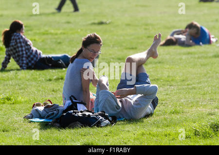 London Wimbledon ,UK. 6e septembre 2015. Météo France : Les personnes bénéficiant de l'après-midi de septembre soleil sur Wimbledon Common Crédit : amer ghazzal/Alamy Live News Banque D'Images