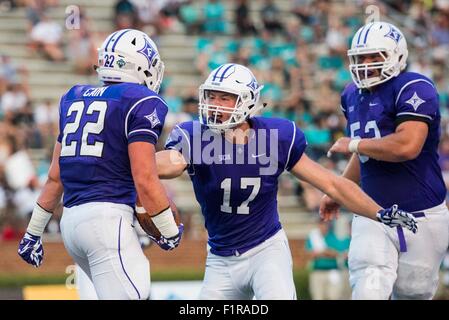 Furman tight end Duncan Fletcher (17) célèbre un touché par Furman fullback Ernie Cain (22) au cours de la NCAA college football match entre Furman et Coastal Carolina le samedi 05 septembre, 2015 chez Paladin Stadium, à Greenville, S.C. © Cal Sport Media/Alamy Live News Banque D'Images