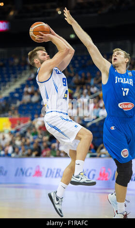 Berlin, Allemagne. 06 Sep, 2015. Les Jon Stefansson (L) rivalise pour le bal avec l'Italie est Nicolo Melli (R) au cours de l'Em match de basket-ball entre l'Islande et l'Italie à Berlin, Allemagne, 06 septembre 2015. Photo : Lukas Schulze/dpa/Alamy Live News Banque D'Images