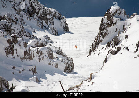 Les skieurs hors-piste en dessous de la route de Trittkopf Stuben ci-dessus du sommet du Valluga au dessus de St Anton Arlberg Autriche Banque D'Images