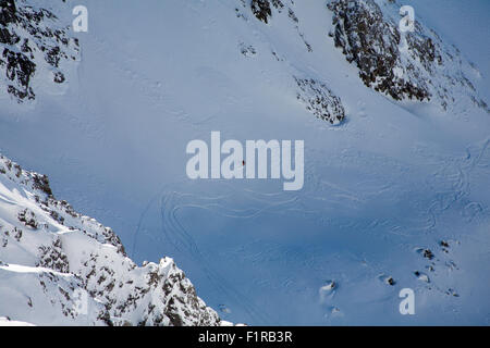 Les skieurs hors-piste en dessous de la route de Trittkopf Stuben ci-dessus du sommet du Valluga au dessus de St Anton Arlberg Autriche Banque D'Images