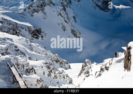 Les skieurs hors-piste en dessous de la route de Trittkopf Stuben ci-dessus du sommet du Valluga au dessus de St Anton Arlberg Autriche Banque D'Images