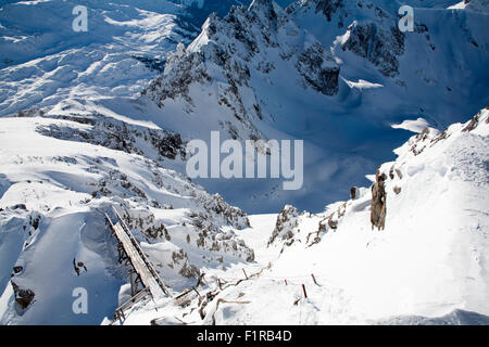 Les skieurs hors-piste en dessous de la route de Trittkopf Stuben ci-dessus du sommet du Valluga au dessus de St Anton Arlberg Autriche Banque D'Images