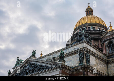 Détail de la Cathédrale Saint Isaac dans le Saint Pétersbourg, en Russie au jour nuageux Banque D'Images