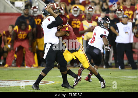 Los Angeles, CA, c.-à-d. USA. 12Th Mar, 2015. 5 septembre 2015 : l'Arkansas State loups rouges quarterback Fredi # 9 Christian Möckel obtient martelé, comme il a essayé de jeter par l'USC Trojans Marshall # 8 Iman évoluait dans le jeu entre l'état de l'Arkansas et loups rouges, les USC Trojans le Colisée de Los Angeles, CA. Photographe : Peter Renner and Co pour Zuma Fils © Peter Renner and Co/ZUMA/Alamy Fil Live News Banque D'Images