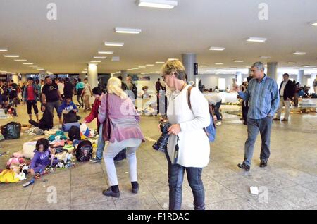 Budapest, Hongrie. 05 Sep, 2015. Dans la gare internationale de Budapest, des milliers de migrants en attente de prendre des trains à destination d'autres pays de l'Europe, le samedi 5 septembre 2015 Credit : Jorge Felix/Alamy Live News Banque D'Images