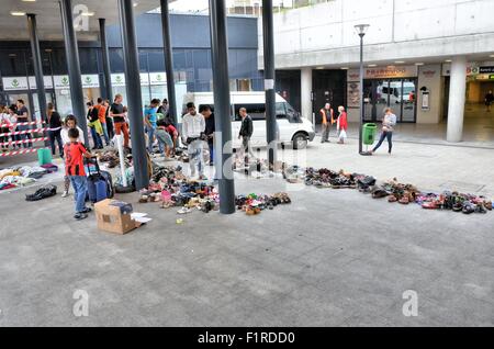 Budapest, Hongrie. 05 Sep, 2015. Plusieurs centaines de migrants syriens concentrées près de la gare de Budapest sont aidés par le peuple hongrois, qui leur fournira les chaussures, vêtements, couvertures et nourriture. Les pompiers sont une source d'eau non potable permettant une certaine hygiène rudimentaire. Le samedi 5 septembre 2015. Credit : Jorge Felix/Alamy Live News Banque D'Images