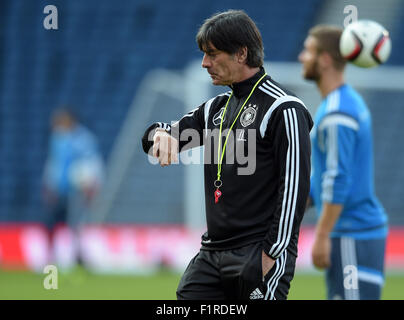 Der Bundestrainer der deutschen Fußballnationalmannschaft, Joachim Löw, beobachtet am 06.09.2015 in Glasgow (Schottland) im Park-Stadion Hampden das la formation. Die Nationalmannschaft tritt am 07.09.2015 in der Europameisterschaftsqualifikation in der Gruppe D gegen Schottland une. Foto : Federico Gambarini/dpa Banque D'Images