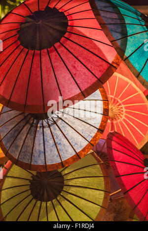 Papier coloré lumineux soleil parasols pour la vente au marché de nuit, Luang Prabang, Laos Banque D'Images