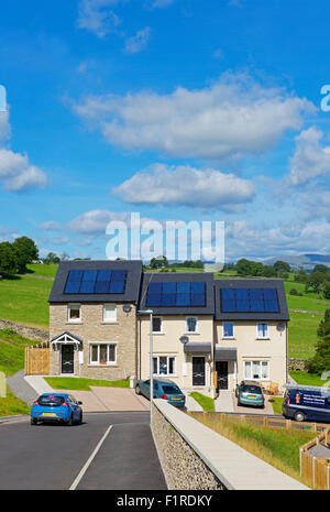 Nouveaux logements - Sapin lieu - avec toutes les maisons ayant des panneaux solaires, Kendal, Cumbria, Angleterre, Royaume-Uni Banque D'Images