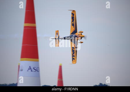 Matt Hall battant du couteau au Red Bull Air Race à Ascot Race Course 2015 Banque D'Images