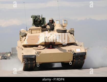 Entrepreneurs de la conduite des essais de fonctionnement chantier Coleman d'une M1A2 Abrams tank au cours de l'armée américaine l'Europe à pied du terrain de soutien Le 1 septembre 2015 à Mannheim, Allemagne. Banque D'Images