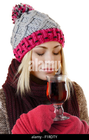 Jolie femme inhale de l'arôme de tasse de thé, punch ou vin chaud tout en profondeur dans les pensées avec les yeux fermés Banque D'Images