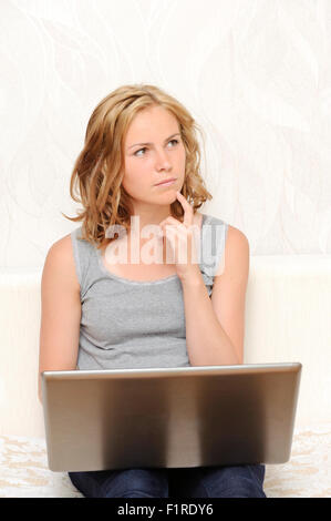 Young woman sitting with laptop Banque D'Images