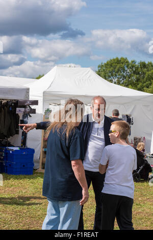 Steve Bull ancien joueur de football professionnel pour les loups et l'Angleterre qui pose pour des photos avec un ventilateur à l'Beckbury Show 2015 Banque D'Images