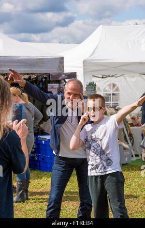 Steve Bull ancien joueur de football professionnel pour les loups et l'Angleterre qui pose pour des photos avec un ventilateur à l'Beckbury Show 2015 Banque D'Images