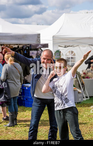 Steve Bull ancien joueur de football professionnel pour les loups et l'Angleterre qui pose pour des photos avec un ventilateur à l'Beckbury Show 2015 Banque D'Images