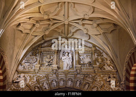 Adam et Eve vierge à l'enfant sur un haut plafond de la salle hypostyle salle de prière dans la Mosquée Cathédrale de Cordoue Banque D'Images