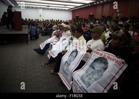 La ville de Mexico, Mexique. Sep 6, 2015. Les membres de la famille des 43 étudiants de l'École d'enseignement rural 'Raul Isidro Burgos' d'Ayotzinapa, Guerrero, qui a disparu en septembre 2014 Assister à la présentation du rapport de la Commission interaméricaine des droits de l'homme (CIDH) sur le cas de l'absence d'étudiants dans la ville de Mexico, capitale du Mexique, le 6 septembre, 2015. Selon la presse locale, la CIDH probe est conclu dimanche que le manque d'étudiants n'étaient pas incinérés dans une décharge. © Alejandro Ayala/Xinhua/Alamy Live News Banque D'Images