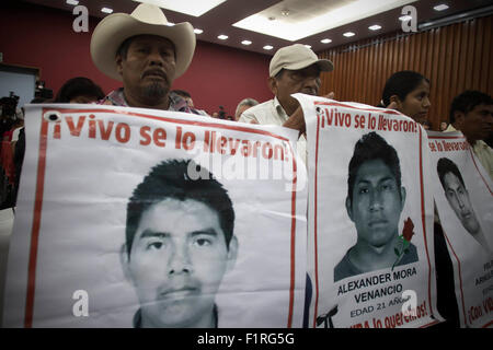 La ville de Mexico, Mexique. Sep 6, 2015. Les membres de la famille des 43 étudiants de l'École d'enseignement rural 'Raul Isidro Burgos' d'Ayotzinapa, Guerrero, qui a disparu en septembre 2014 Assister à la présentation du rapport de la Commission interaméricaine des droits de l'homme (CIDH) sur le cas de l'absence d'étudiants dans la ville de Mexico, capitale du Mexique, le 6 septembre, 2015. Selon la presse locale, la CIDH probe est conclu dimanche que le manque d'étudiants n'étaient pas incinérés dans une décharge. © Alejandro Ayala/Xinhua/Alamy Live News Banque D'Images