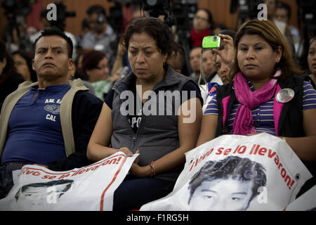 La ville de Mexico, Mexique. Sep 6, 2015. Les membres de la famille des 43 étudiants de l'École d'enseignement rural 'Raul Isidro Burgos' d'Ayotzinapa, Guerrero, qui a disparu en septembre 2014 Assister à la présentation du rapport de la Commission interaméricaine des droits de l'homme (CIDH) sur le cas de l'absence d'étudiants dans la ville de Mexico, capitale du Mexique, le 6 septembre, 2015. Selon la presse locale, la CIDH probe est conclu dimanche que le manque d'étudiants n'étaient pas incinérés dans une décharge. © Alejandro Ayala/Xinhua/Alamy Live News Banque D'Images