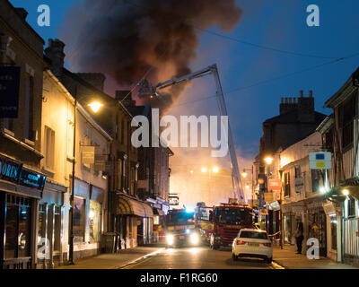 Incendie dans la participation à un incendie lors d'un défilé de boutiques à Sudbury, Suffolk, UK, 2015. Banque D'Images