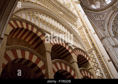 Rouge et blanc double arcades de la salle de prière à la recherche jusqu'à l'autel principal dans le dôme de la Mosquée Cathédrale de Cordoue Banque D'Images