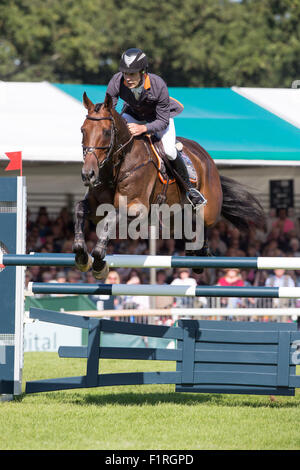 Stamford, Lincolnshire, Royaume-Uni. 06 Sep, 2015. 2015 Land Rover Burghley Horse Trials Christopher Burton concurrentes dans le cso sur Hruzac Crédit : Tim Scrivener/Alamy Live News Banque D'Images