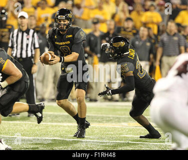 Departement QB, Nick Mullens (9) les mains de football Ito Smith (250 au cours de la NCAA Football match entre la Southern Mississippi et Mississippi State à {M.M. Roberts} dans {} {} Hattiesburg MS. Chuck lécher/CSM Banque D'Images