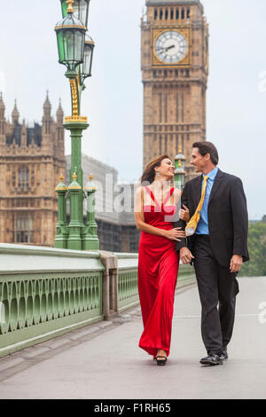 Homme Femme couple romantique et de Westminster Bridge avec Big Ben en arrière-plan, Londres, Angleterre, Grande-Bretagne Banque D'Images